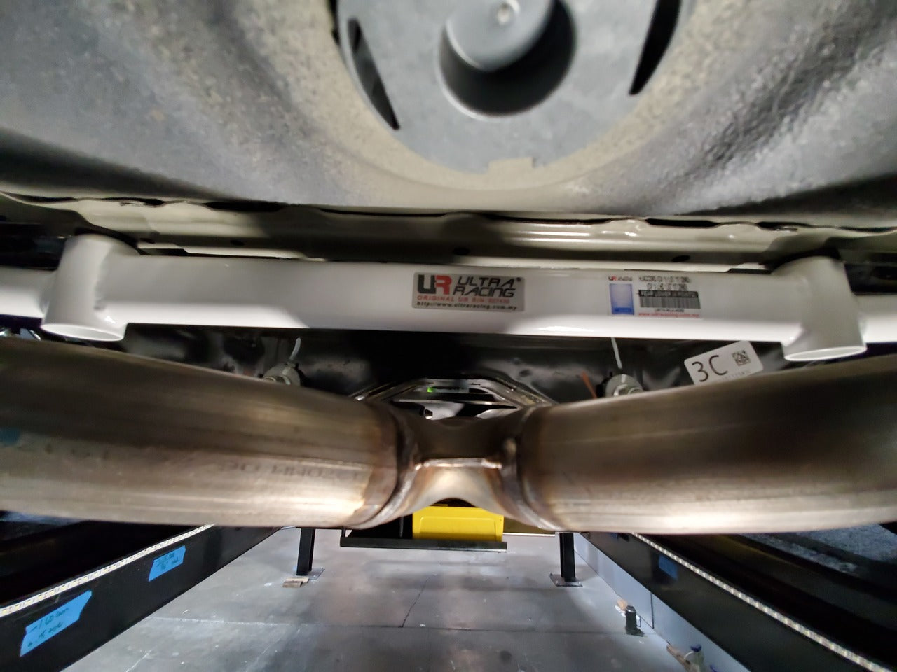 Ultra Racing - 4pt Rear Lower Brace - 2018+ Accord - UR-RL4-4059