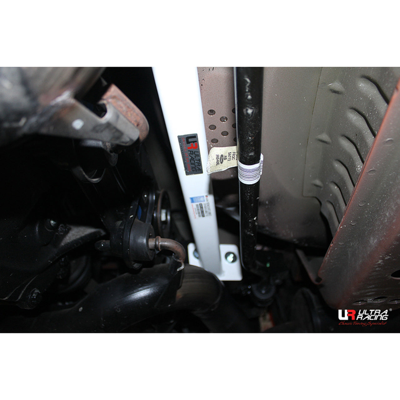 Ultra Racing - 2pt Rear Lower Brace - 2015-19 Mustang S550 - UR-RL2-3304 URKR-RL2-3304