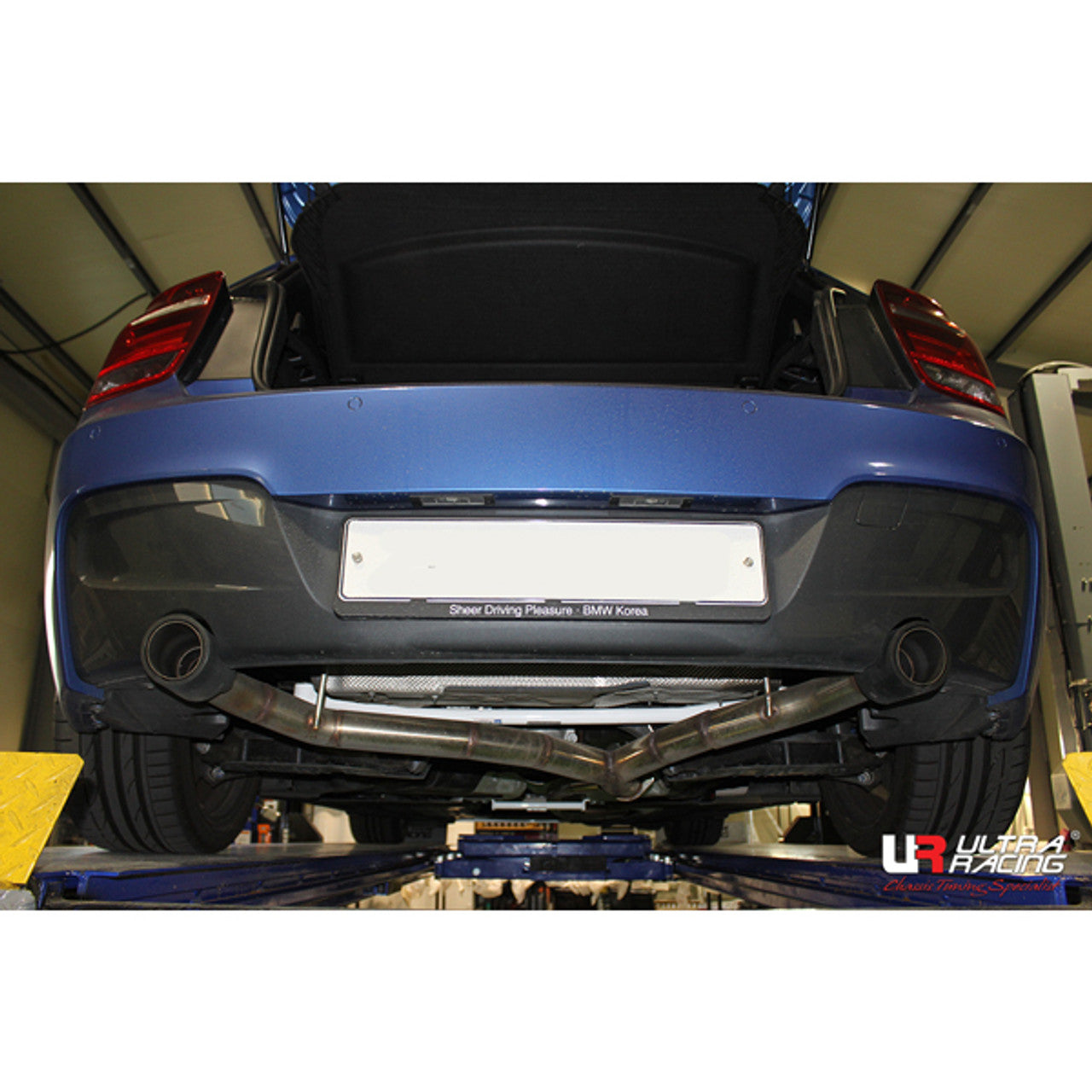 Ultra Racing - 2pt Rear Lower Brace - BMW 2 SERIES (F22 COUPE) 2014-2019 - UR-RL2-2525