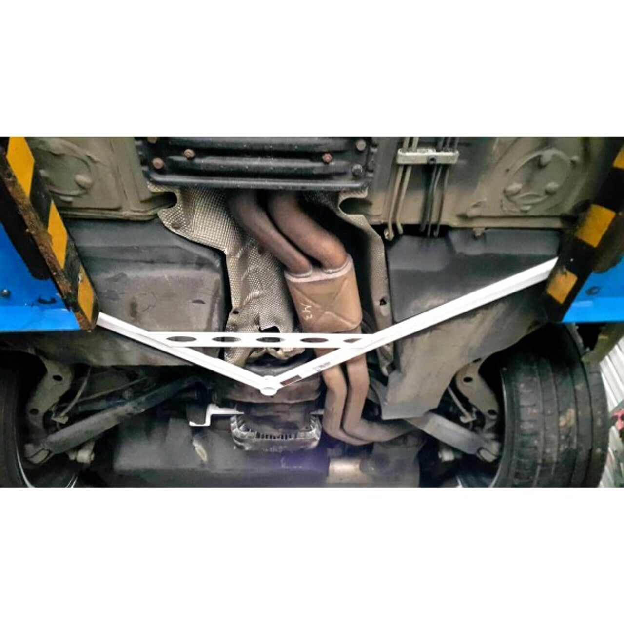 Ultra Racing - 3pt Rear Lower Brace - BMW 3 SERIES M3 (E46) 2000-2004 - UR-RL3-2886