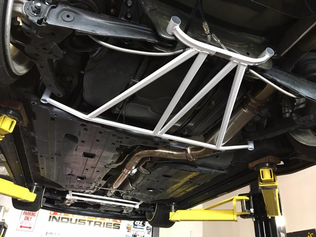 Ultra Racing - 4pt Rear Lower Brace - HONDA CIVIC (FG4) COUPE 2012-2015 - UR-RL4-226