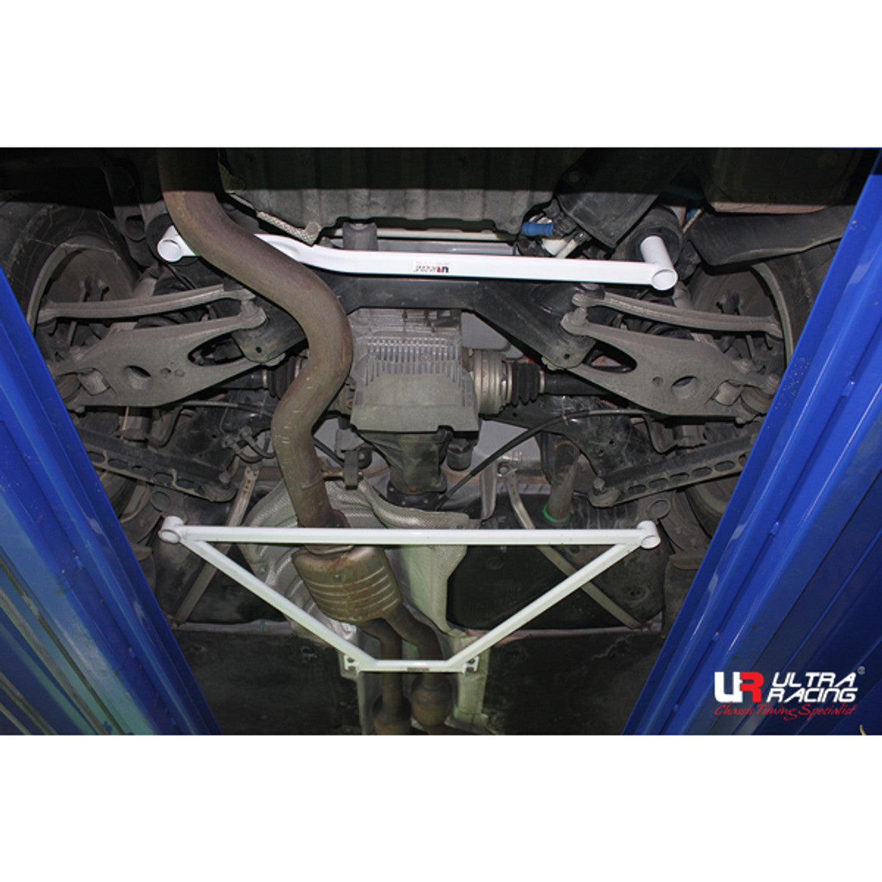 Ultra Racing - 2pt Rear Lower Brace - BMW 1 SERIES M (E82) 3.0TT 2004-2013 - UR-RL2-2114