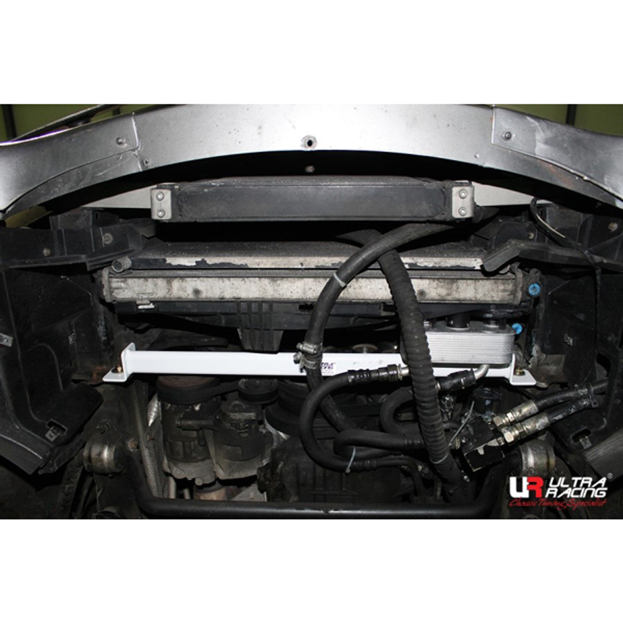 Ultra Racing - 2pt Front Lower Brace - BMW Z4 (E85/E86) 2002-2008 - UR-LA2-2538