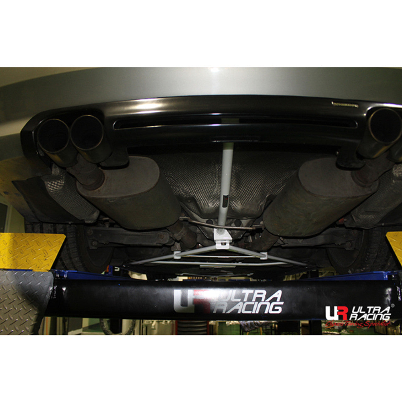 Ultra Racing - 2pt Rear Lower Brace - BMW 3 SERIES (E93 CONV.) 2007-2013 - UR-RL2-2614