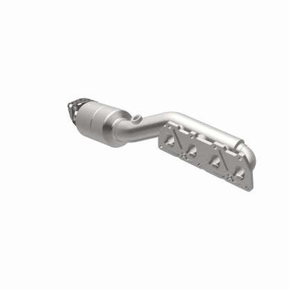 MagnaFlow Direct Fit Catalytic Converter 02-04 Volkswagen Passat 4.0L